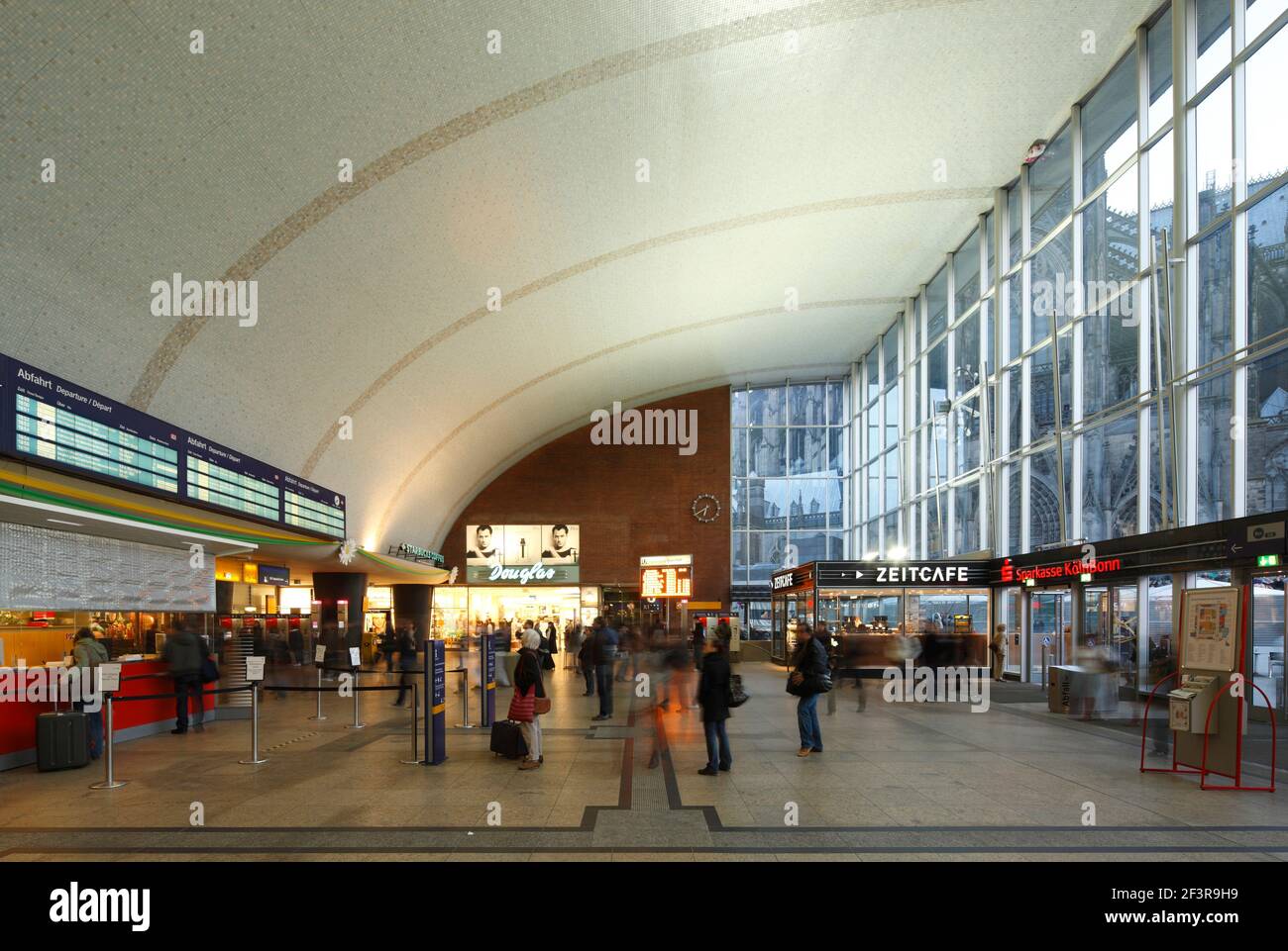 Neue Eingangshalle der Architekten Schmitt und Schneider von 1957 mit ihrer schalenfˆrmigen Dachkonstruktion, innen, Kˆln, Hauptbahnhof Stock Photo