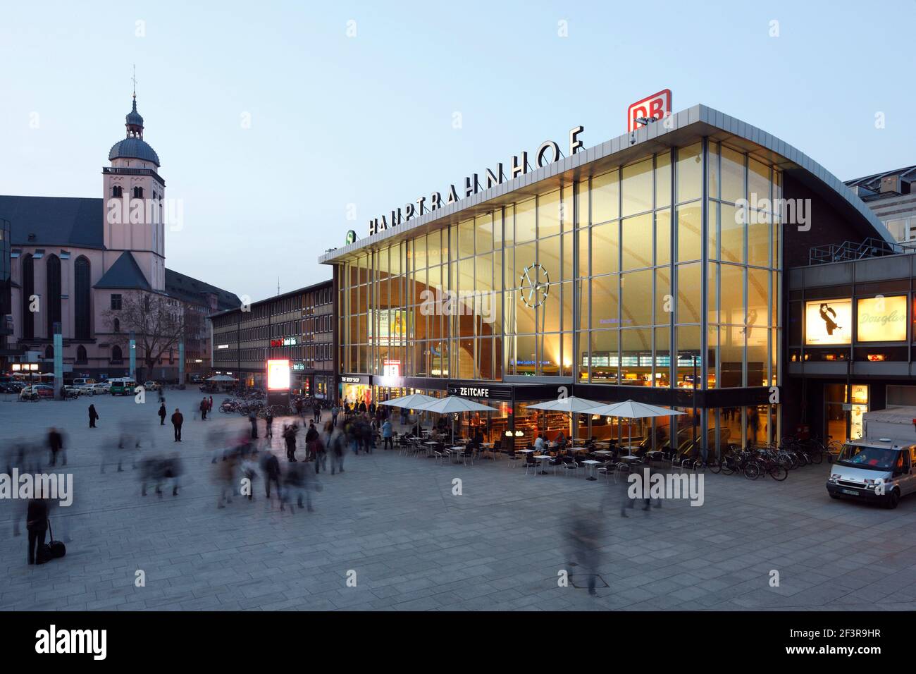 Neue Eingangshalle der Architekten Schmitt und Schneider von 1957 mit ihrer schalenfˆrmigen Dachkonstruktion in der D‰mmerung, Kˆln, Hauptbahnhof Stock Photo