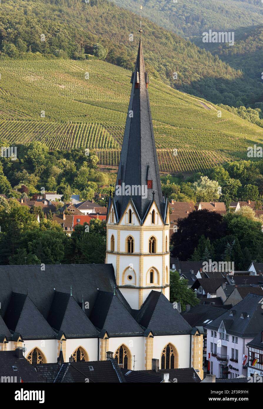 Blick von Norden aus den Weinbergen von Norden, Ahrweiler, Katholische Pfarrkirche St. Laurentius Stock Photo