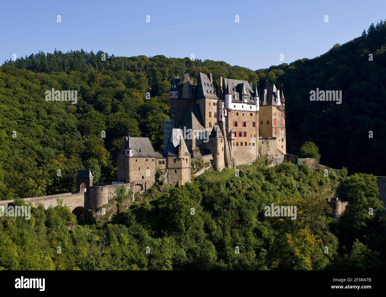 Blick von Westen mit Elztal, Burg Eltz Stock Photo