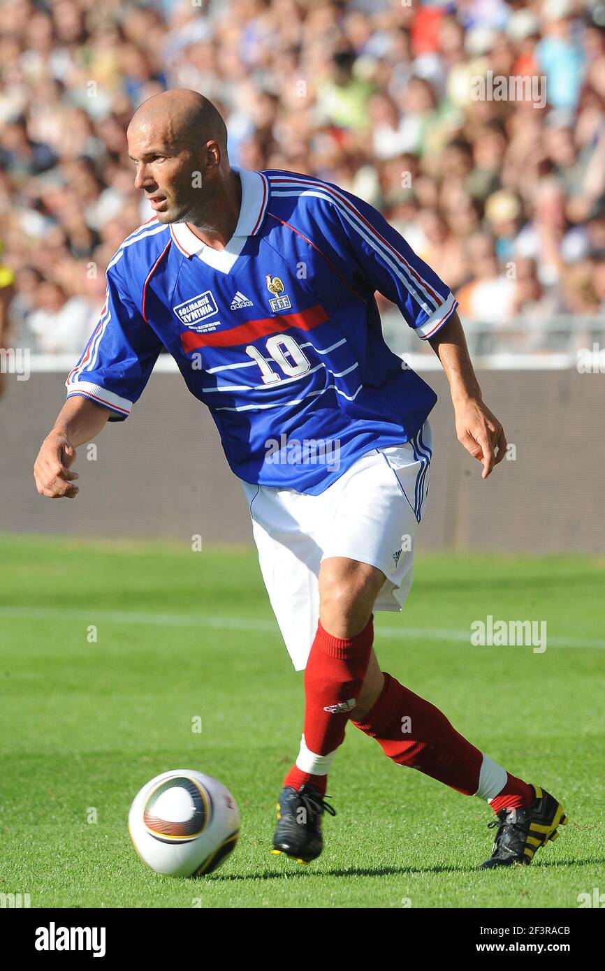 FOOTBALL - FRIENDLY GAME 2010 - FRANCE 98 v EUROPEAN SELECTION - NANTES  (FRANCE) - 08/08/2010 - PHOTO PASCAL ALLEE / DPPI - ZINEDINE ZIDANE Stock  Photo - Alamy