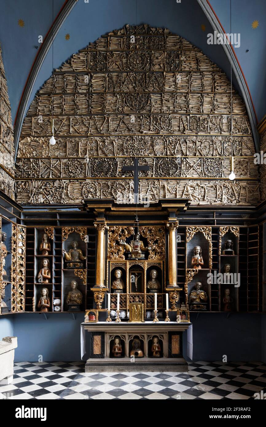Goldene Kammer mit Reliquienbeh‰ltern nach der Restaurierung mit historischer Farbfassung (blau), Blick nach Osten, Kˆln, St. Ursula Stock Photo
