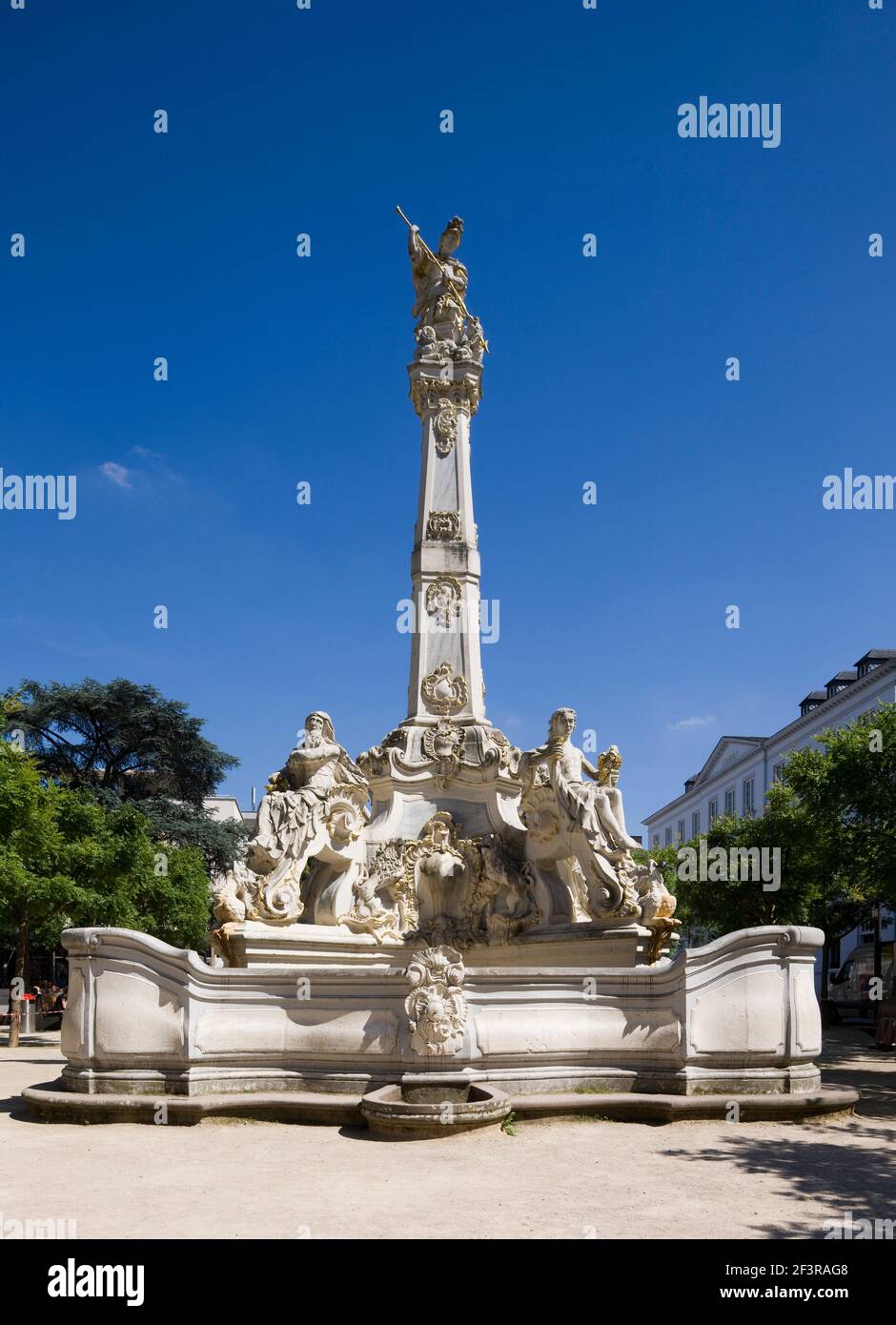 Rokokobrunnen mit Darstellungen der vier Jahreszeiten und des heiligen Georg als Drachentˆter auf Obelisk, 1749, Architekt Johannes Seiz, Bildhauer Jo Stock Photo