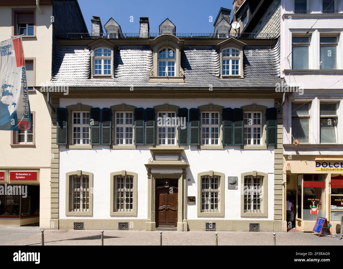1727 in der Br¸ckergasse 664 (heute Br¸ckenstra?e 10) erbaut. Karl Marx wurde hier am 5. Mai 1818 als drittes Kind des j¸dischen Advokaten Heinrich Ma Stock Photo