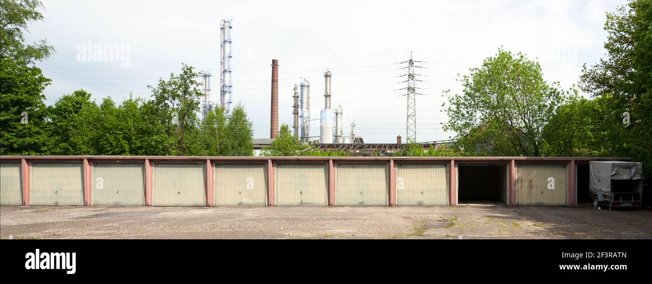 Garagen, dahinter Industrieanlagen der Ruhr Oel Raffinerie Horst, Gelsenkirchen, Hackhorststra?e Stock Photo