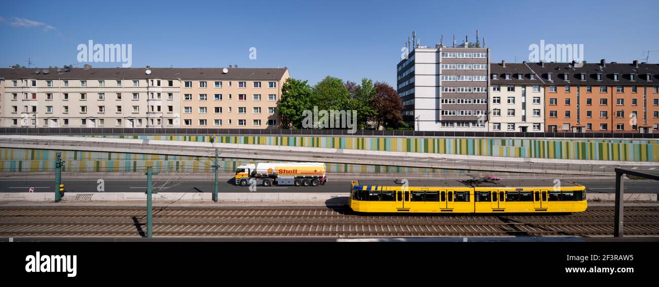 Blick ¸ber die A40 auf die Wohnh‰user in Hˆhe der Mei?ener Stra?e, Tanklastwagen und Stra?enbahn, Essen-Frohnhausen Stock Photo