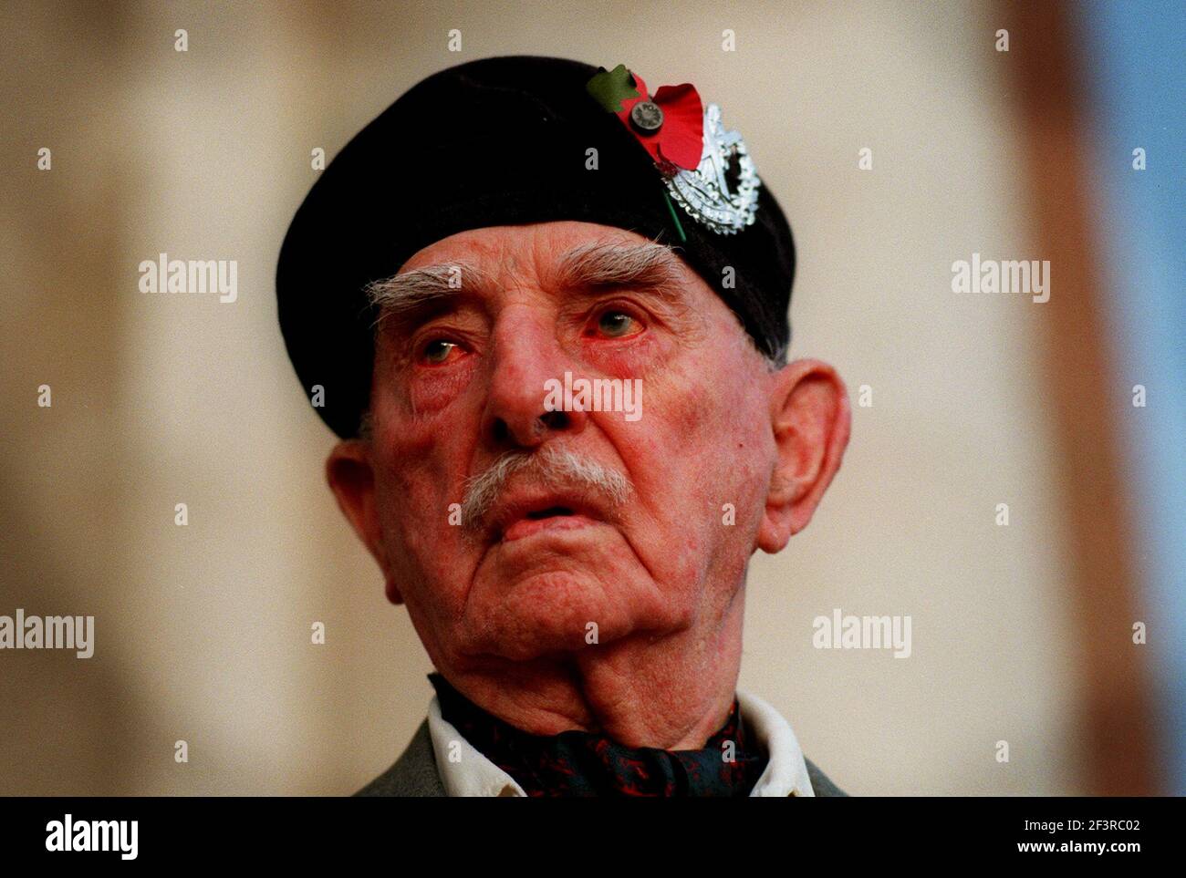 Robbie Burns November 1998 103 years old World War One veteran of the Queens Own Cameron Hoghlanders at the Menin Gate in Ypres Stock Photo
