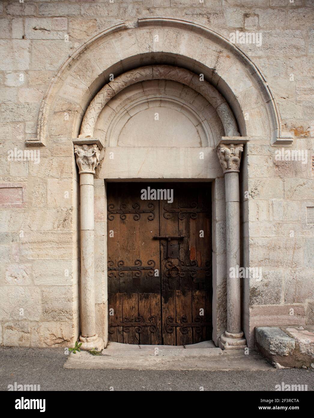 portail nord, XIIe, Villefranche-de-Conflent, Eglise Saint-Jacques Stock Photo