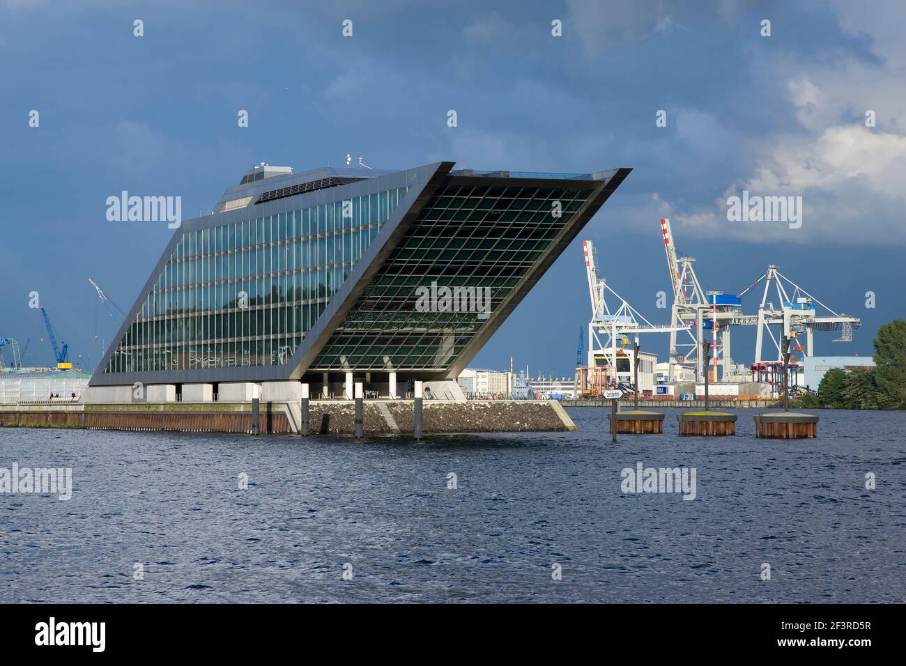 Das Dockland ist ein sechsgeschossiges B¸rohaus in Hamburg am Fischereihafen Altona. Mit dem Bau des Geb‰udes in Form eines Parallelogramms wurde im E Stock Photo