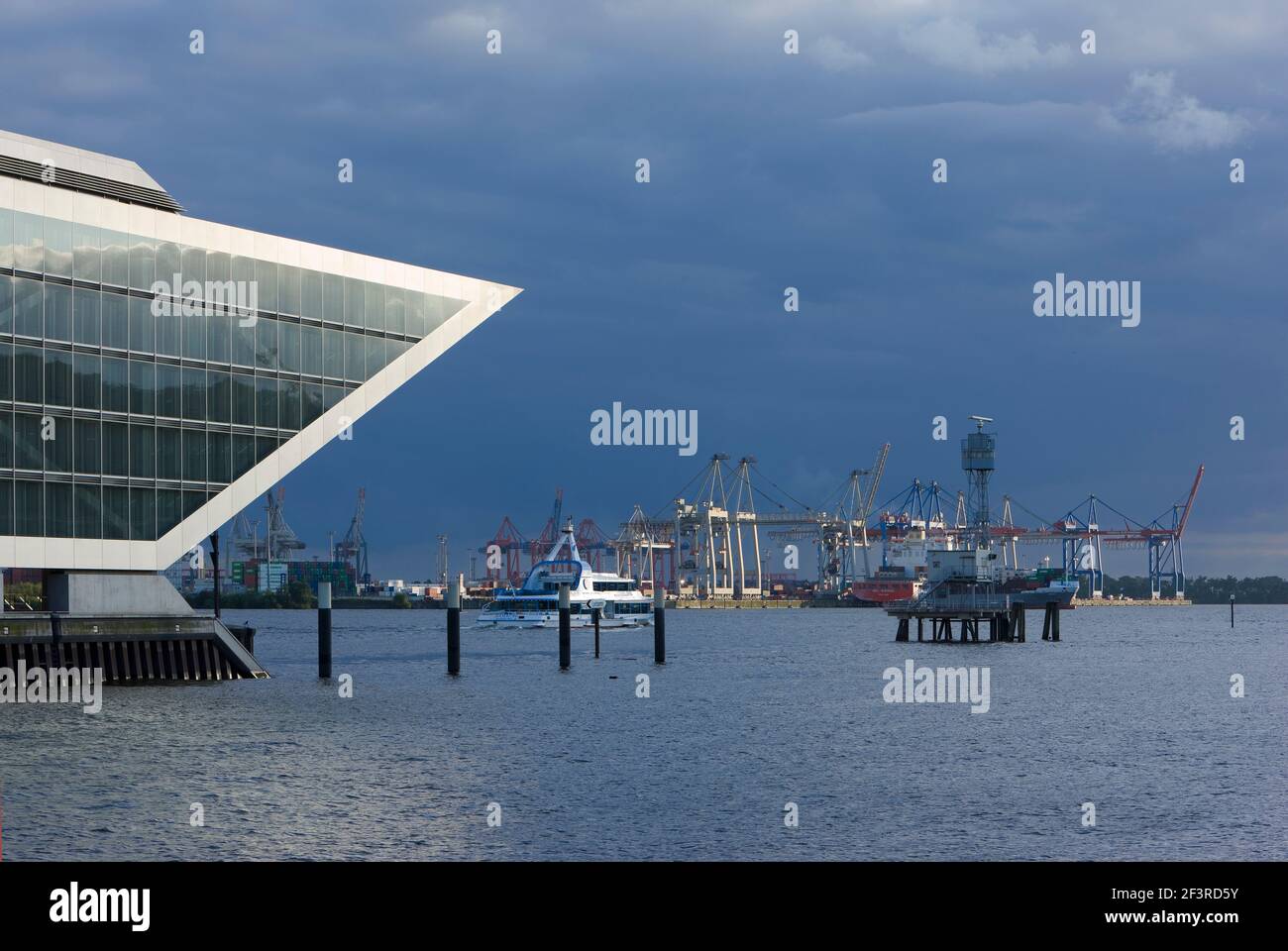 Das Dockland ist ein sechsgeschossiges B¸rohaus in Hamburg am Fischereihafen Altona. Mit dem Bau des Geb‰udes in Form eines Parallelogramms wurde im E Stock Photo