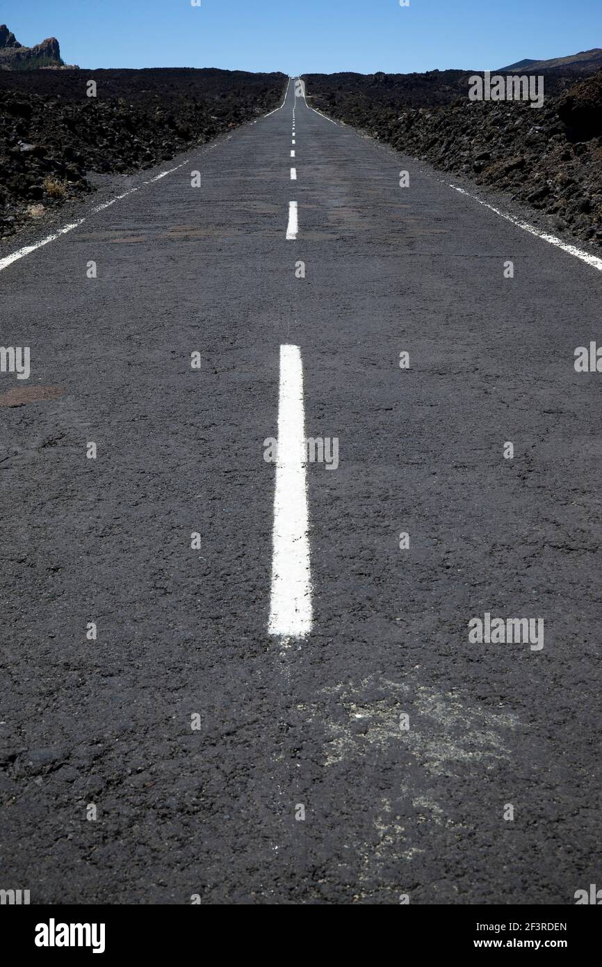 Parque Nacional del Teide, Nationalpark Teide, Tenerife. Landstrasse, Weite, Horizont, Horizon, wide, einsam , lonesome, Asphalt, Mittelstreifen , Ten Stock Photo
