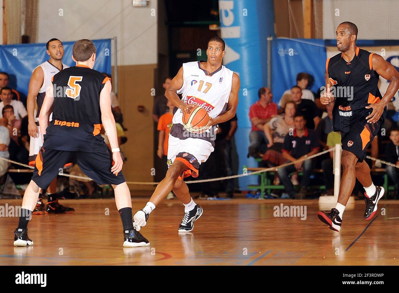 BASKETBALL - FRENCH CHAMPIONSHIP PRO A 2010/2011 - FRIENDLY GAME - LE MANS  V GRAVELINES - SABLE (FRA) - 10/09/2010 - PHOTO : PASCAL ALLEE / HOT SPORTS  / DPPI - 17 Kevin MENDY (MSB Stock Photo - Alamy