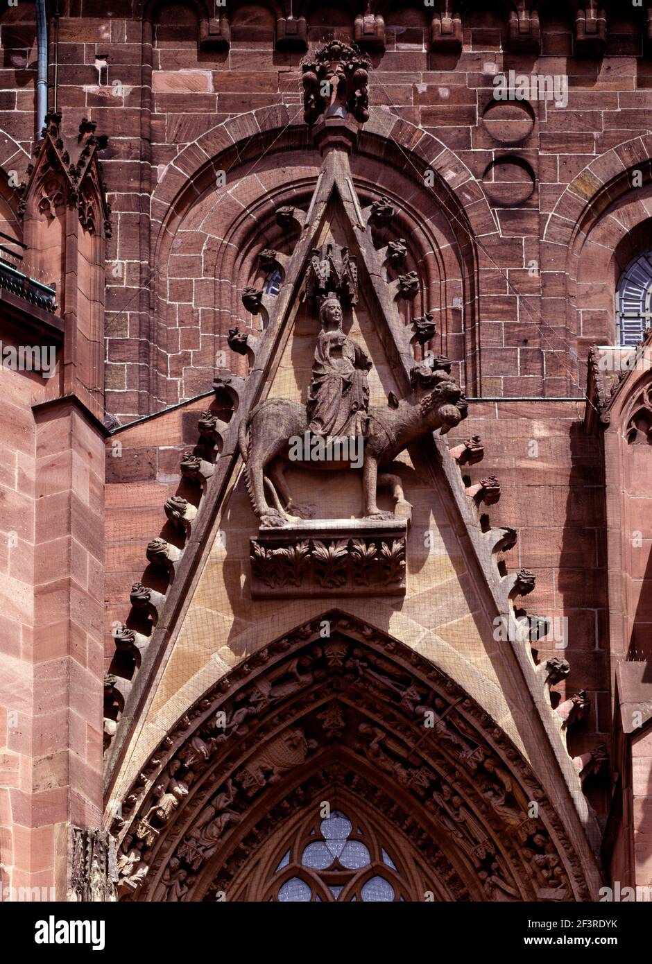 Wimperge am S¸dportal. Marienfigur um 1300., Worms, Dom St. Peter Stock Photo