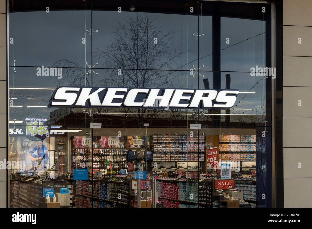 Skechers shops hi-res photography and images Alamy