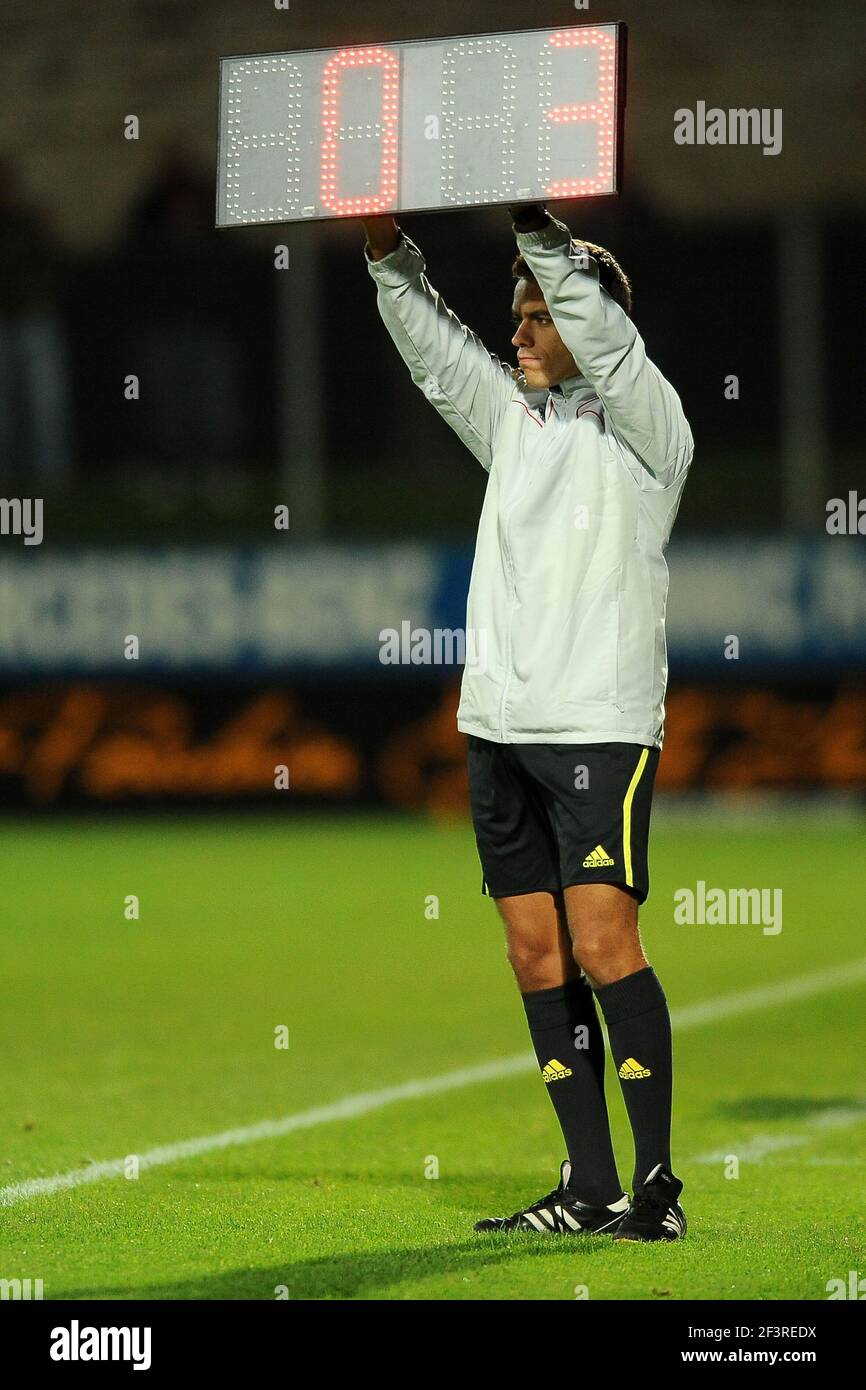 Additional time referee hi-res stock photography and images - Alamy