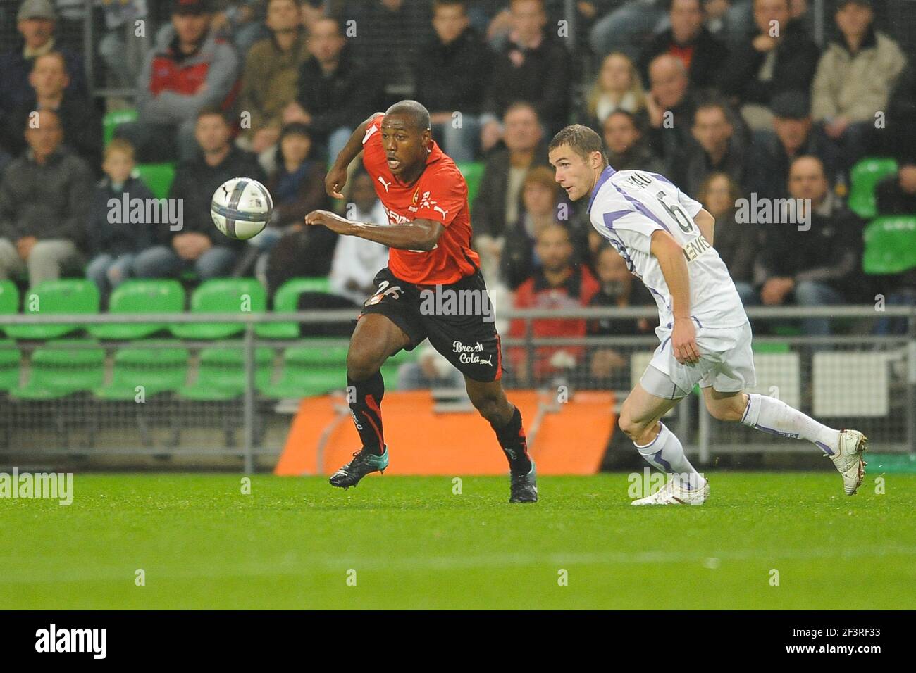 FOOTBALL - FRENCH CHAMPIONSHIP 2010/2011 - L1 - STADE RENNAIS v TOULOUSE FC - 3/10/2010 - PHOTO PASCAL ALLEE / DPPI - KEVIN THEOPHILE CATHERINE (RENNES) / ANTOINE DEVAUX (TFC) Stock Photo