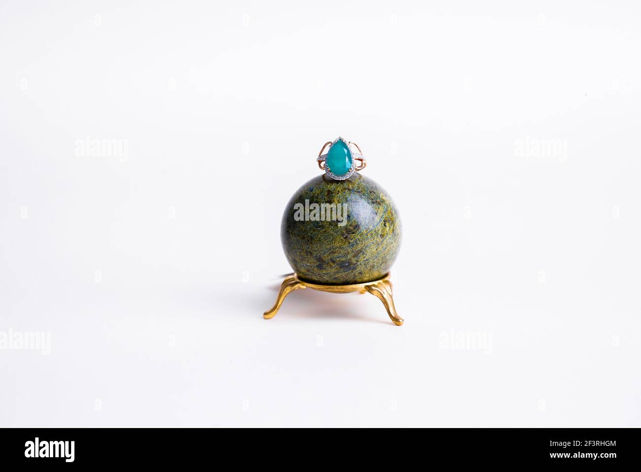 Emerald Gold Jewellery High Resolution Stock Photography and Images - Alamy