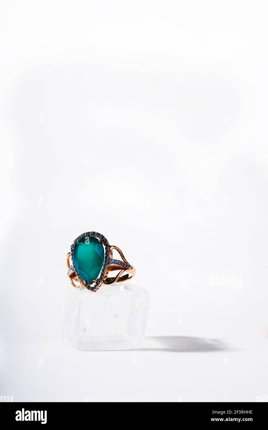 Emerald Gold Jewellery High Resolution Stock Photography and Images - Alamy