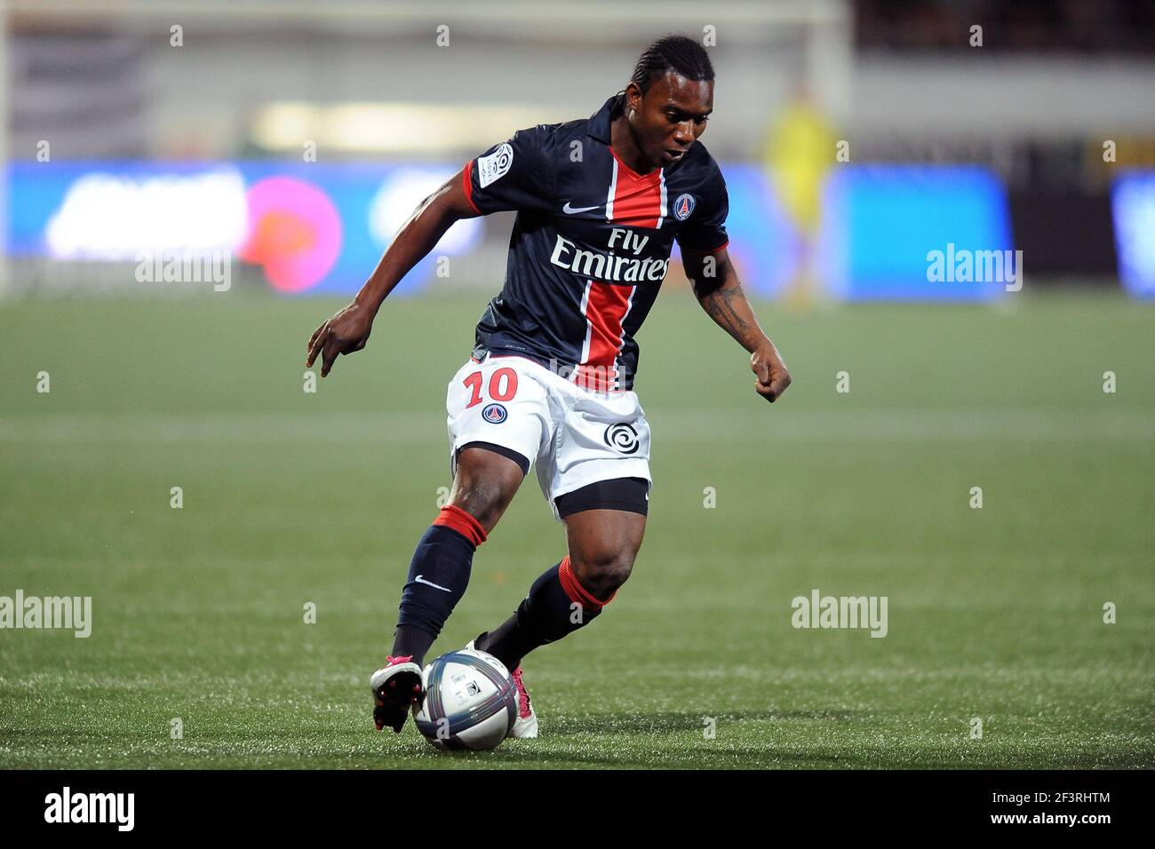 FOOTBALL - FRENCH CHAMPIONSHIP 2010/2011 - L1 - FC LORIENT v PARIS SAINT  GERMAIN - 14/11/2010 - PHOTO PASCAL ALLEE / DPPI - STEPHANE SESSEGNON (PSG  Stock Photo - Alamy