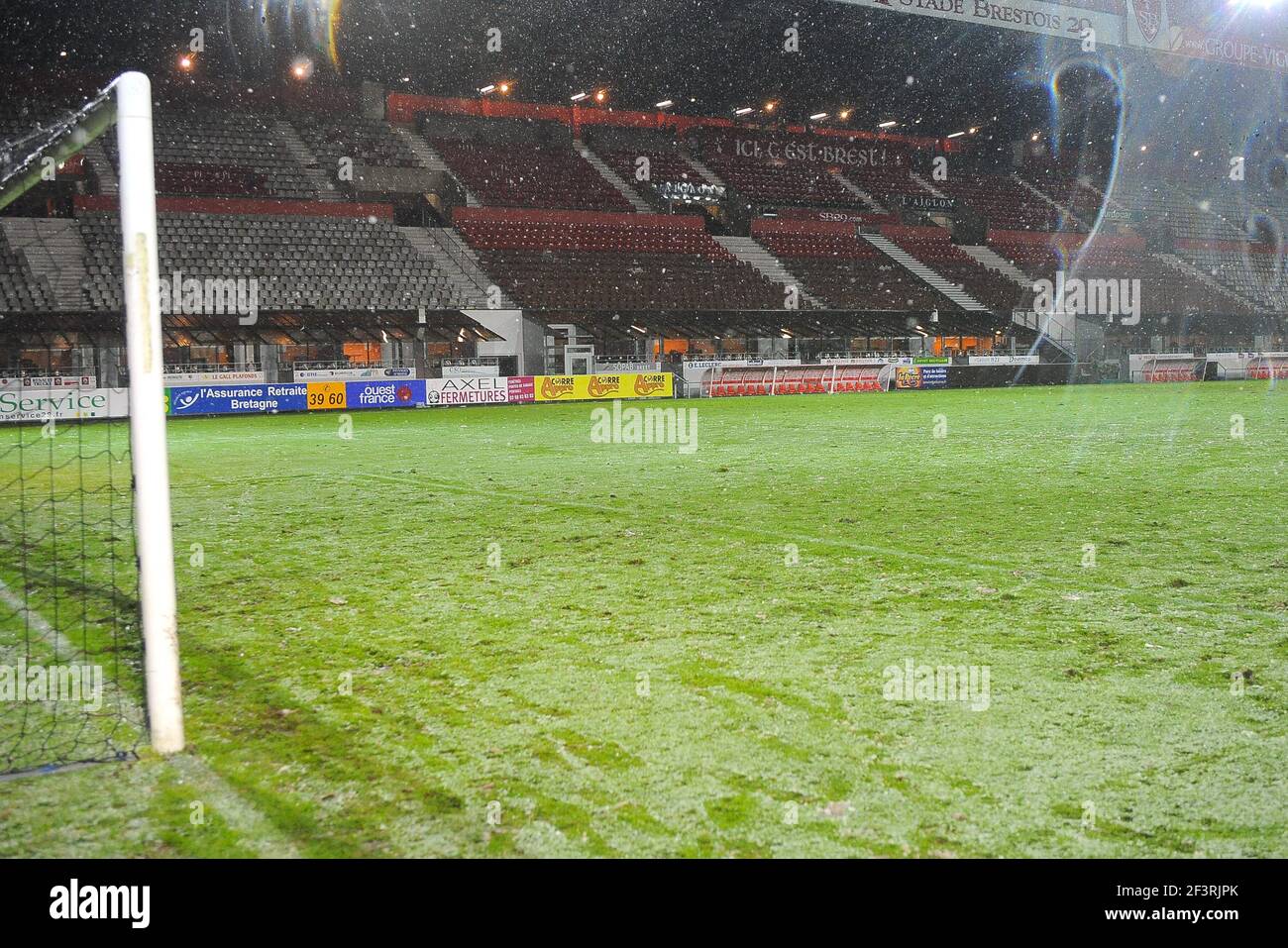 FOOTBALL - FRENCH CHAMPIONSHIP 2010/2011 - L1 - STADE BRESTOIS v RC LENS - 27/11/2010 - PHOTO PASCAL ALLEE / DPPI - IMPRACTICABLE GROUND IN THE FRANCIS LE BLE STADIUM Stock Photo
