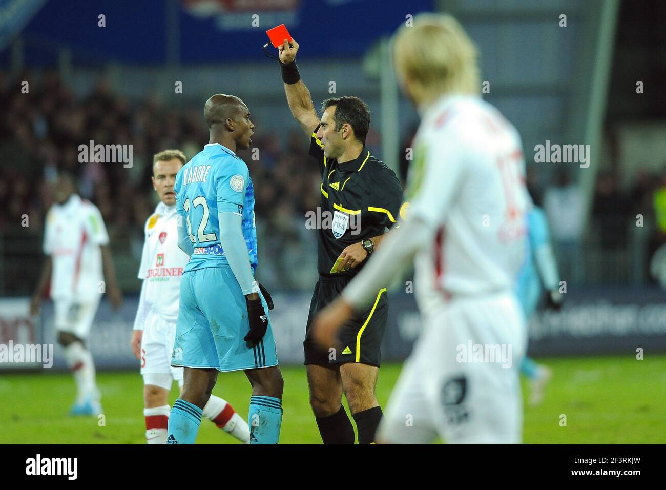FOOTBALL - FRENCH CHAMPIONSHIP 2010/2011 - L1 - STADE BRESTOIS v OLYMPIQUE  MARSEILLE - 22/12/2010 - PHOTO PASCAL ALLEE / DPPI - THE REFEREE MR HERVE  PICCIRILLO GIVES A RED CARD TO