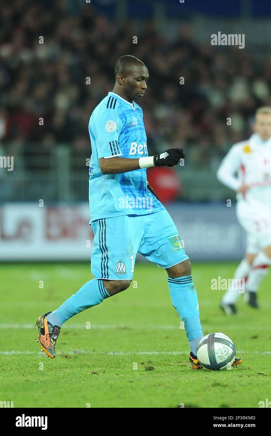 FOOTBALL - FRENCH CHAMPIONSHIP 2010/2011 - L1 - STADE BRESTOIS v OLYMPIQUE MARSEILLE - 22/12/2010 - PHOTO PASCAL ALLEE / DPPI - STEPHANE M'BIA (OM) Stock Photo