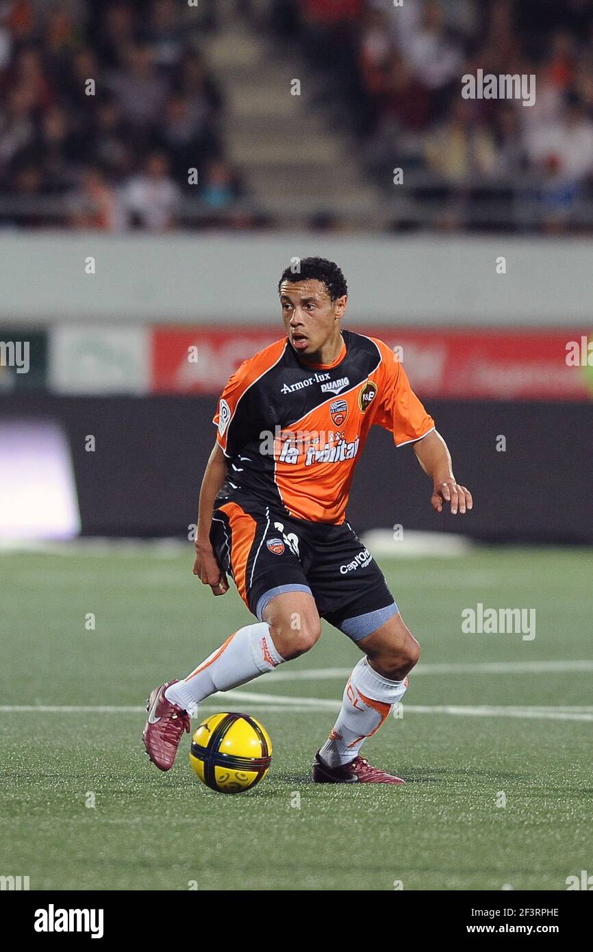 FOOTBALL - FRENCH CHAMPIONSHIP 2010/2011 - L1 - FC LORIENT v LILLE OSC -  24/04/2011 - PHOTO PASCAL ALLEE / DPPI - FRANCIS COQUELIN (LOR Stock Photo  - Alamy