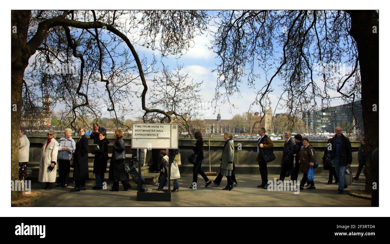 Queues from Blackfriars Bridge to Westminster to pay last respects to the Queen Mother.pic David Sandison 8/4/2002 Stock Photo