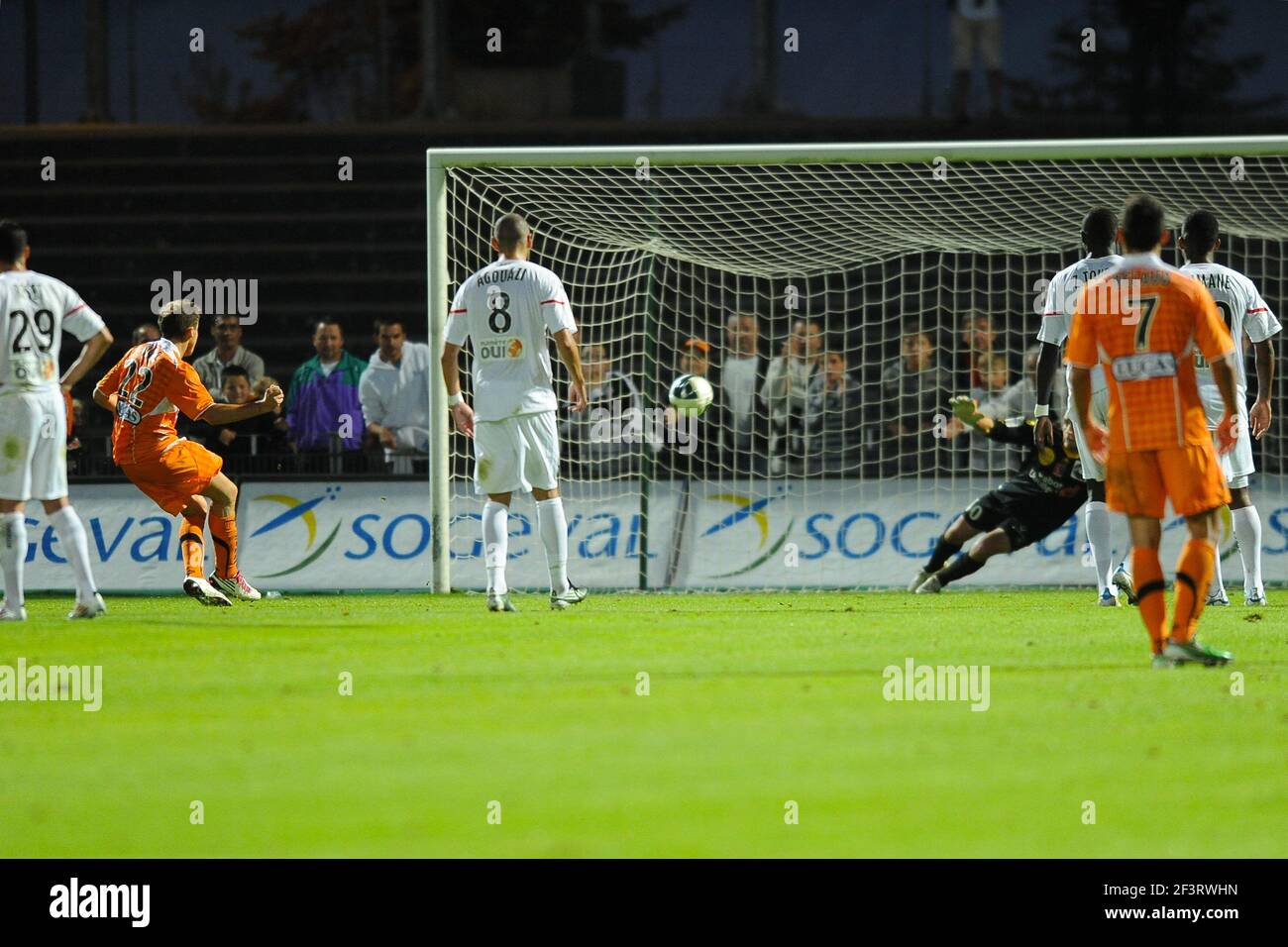 FOOTBALL - FRENCH CHAMPIONSHIP 2011/2012 - L2 - STADE LAVALLOIS v US BOULOGNE CO - 12/08/2011 - PHOTO PASCAL ALLEE / DPPI - JULIEN VIALE MARK ON THIS PENALTY, THE GOAL OF EQUALIZATION FOR HIS LAVAL TEAM Stock Photo