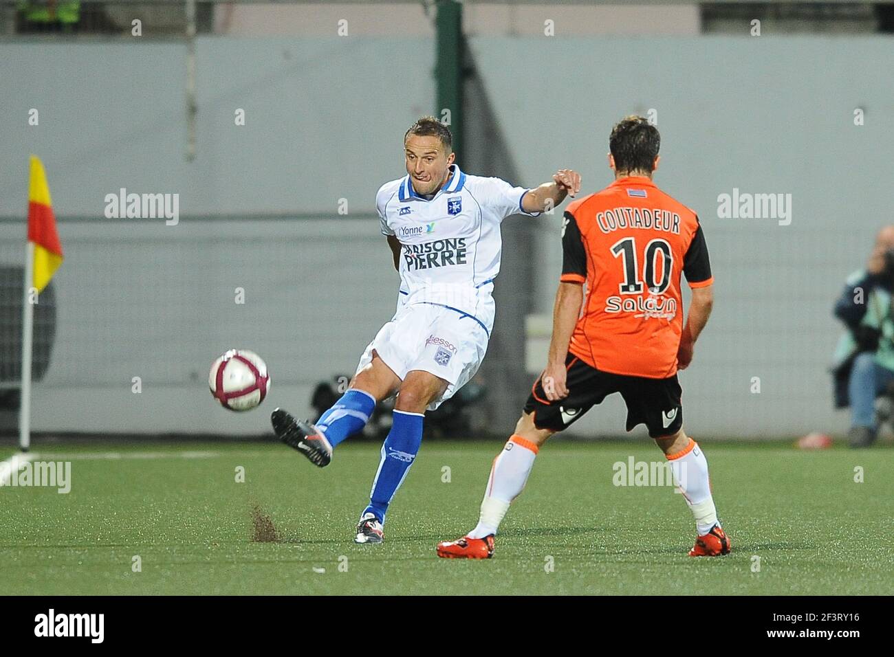 FOOTBALL - FRENCH CHAMPIONSHIP 2011/2012 - L1 - FC LORIENT v AJ AUXERRE - 21/09/2011 - PHOTO PASCAL ALLEE / DPPI - DARIUSZ DUDKA (AJA) / MATHIEU COUTADEUR (FCL) Stock Photo