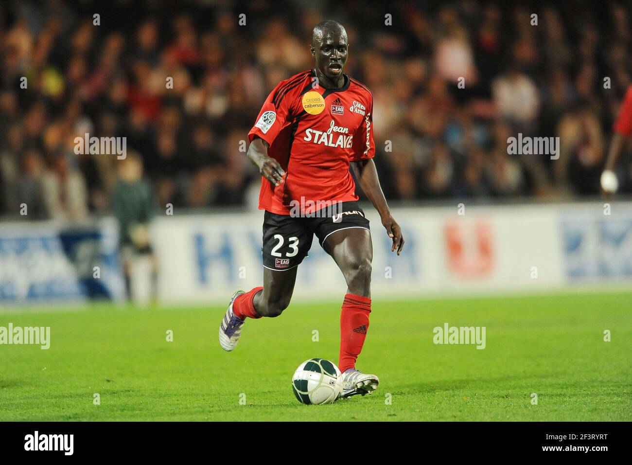 FOOTBALL - FRENCH CHAMPIONSHIP 2011/2012 - EA GUINGAMP v AS MONACO -  17/10/2011 - PHOTO PASCAL ALLEE / DPPI - MAMADOU CAMARA (EAG Stock Photo -  Alamy