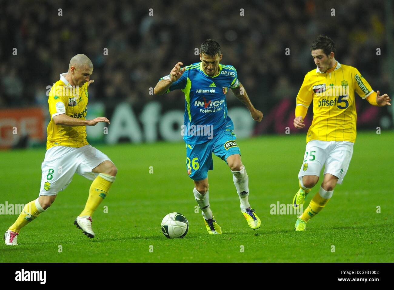 FOOTBALL - FRENCH CHAMPIONSHIP 2011/2012 - FC NANTES v RC LENS - 31/10/2011  - PHOTO PASCAL ALLEE / DPPI - YOHAN DEMONT (RCL) / VINCENT BESSAT (L) AND  JORDAN VERETOUT (R) (FCN Stock Photo - Alamy