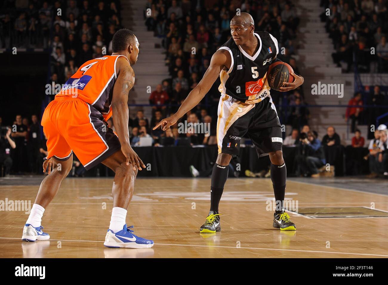BASKETBALL - SEMAINE DES AS 2012 - ROANNE (FRA) - 1/4 FINAL - LE MANS v  ORLEANS - 16/02/2012 - PHOTO : PASCAL ALLEE / HOT SPORTS / DPPI - AMARA SY  (ORLEANS) / MARCELLUS SOMMERVILLE (MSB Stock Photo - Alamy