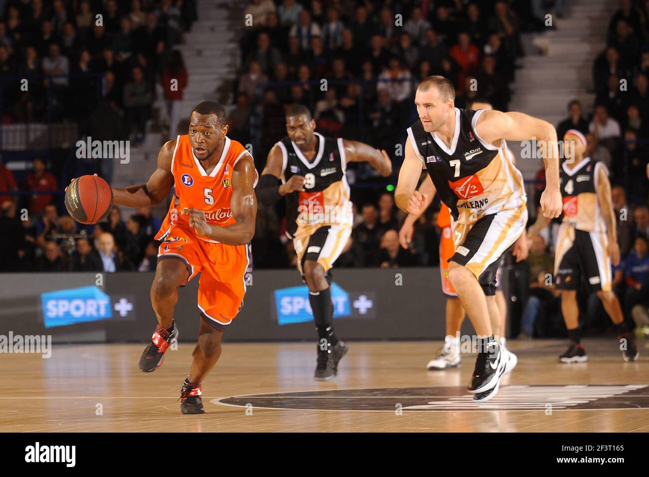 BASKETBALL - SEMAINE DES AS 2012 - ROANNE (FRA) - 1/4 FINAL - LE MANS v  ORLEANS - 16/02/2012 - PHOTO : PASCAL ALLEE / HOT SPORTS / DPPI - CHARLES  LOMBAHE-KAHUDI (MSB) / DAVID MONDS AND BRIAN GREENE (ORLEANS Stock Photo -  Alamy
