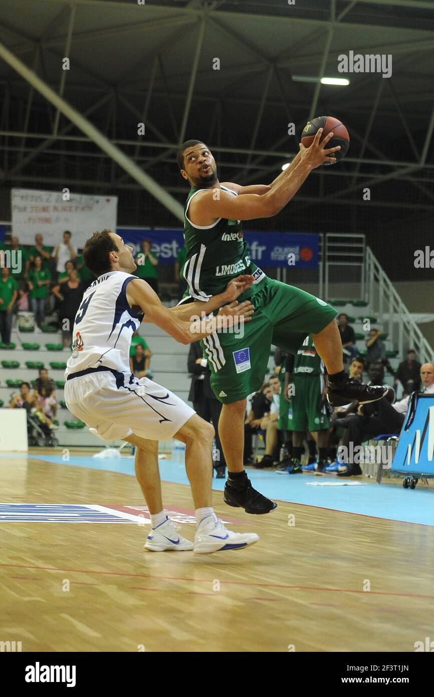 BASKETBALL - FRENCH CHAMPIONSHIP PRO B 2011-2012 - HERMINE NANTES v CSP  LIMOGES BASKET - 30/09/2011 - PHOTO PASCAL ALLEE / HOT SPORTS / DPPI - 9  Nicolas GAYON / HERMINE NANTES - 15 Aldo CURTI / CSP LIMOGES Stock Photo -  Alamy