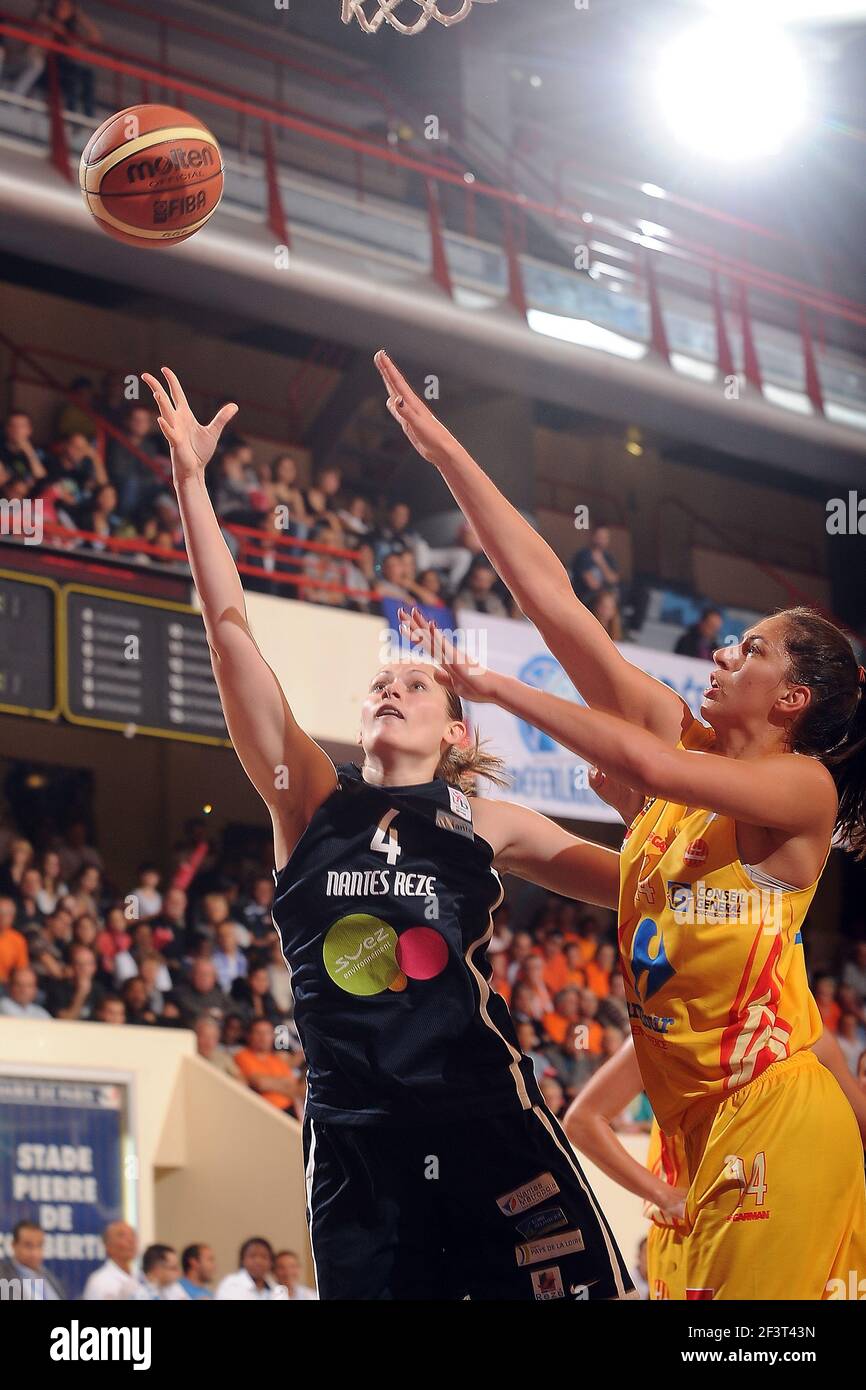 BASKETBALL - OPEN FEMININ 2012 - NANTES REZE v PAYS D'AIX - PARIS (FRA) -  22/09/2012 - PHOTO PASCAL ALLEE / HOT SPORTS / DPPI - 4 Viktoria MIRCHEVA  NANTES REZE BASKET - 14 Marianna TOLO / PAYS D'AIX BASKET Stock Photo -  Alamy