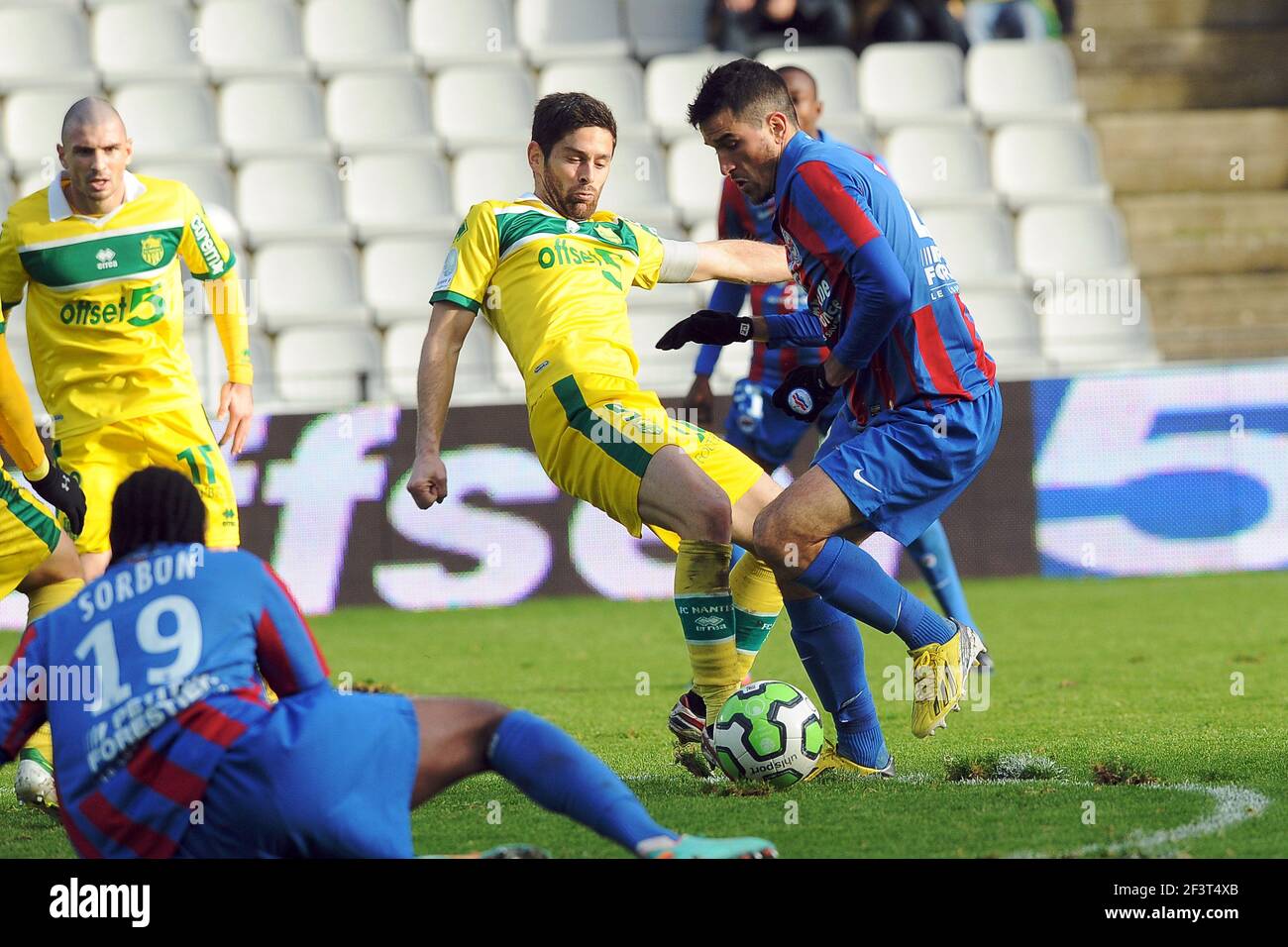 FOOTBALL - FRENCH CHAMPIONSHIP 2012/2013 - LIGUE 2 - FC NANTES v SM CAEN -  15/12/2012 - PHOTO PASCAL ALLEE / DPPI - JEAN CALVE (CAEN) / OLIVIER  VIGNEAU (FCN Stock Photo - Alamy