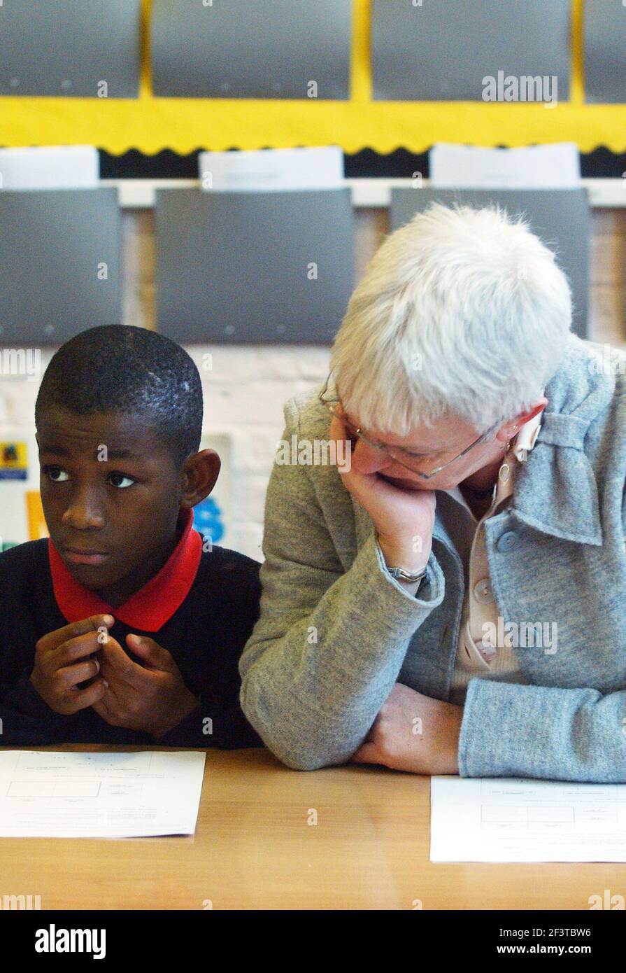 HEAD JULIE EVANS WITH YEAR SIX AT THE COBOURG PRIMARY SCHOOL IN SOUTH LONDON. 5 December 2006 TOM PILSTON Stock Photo