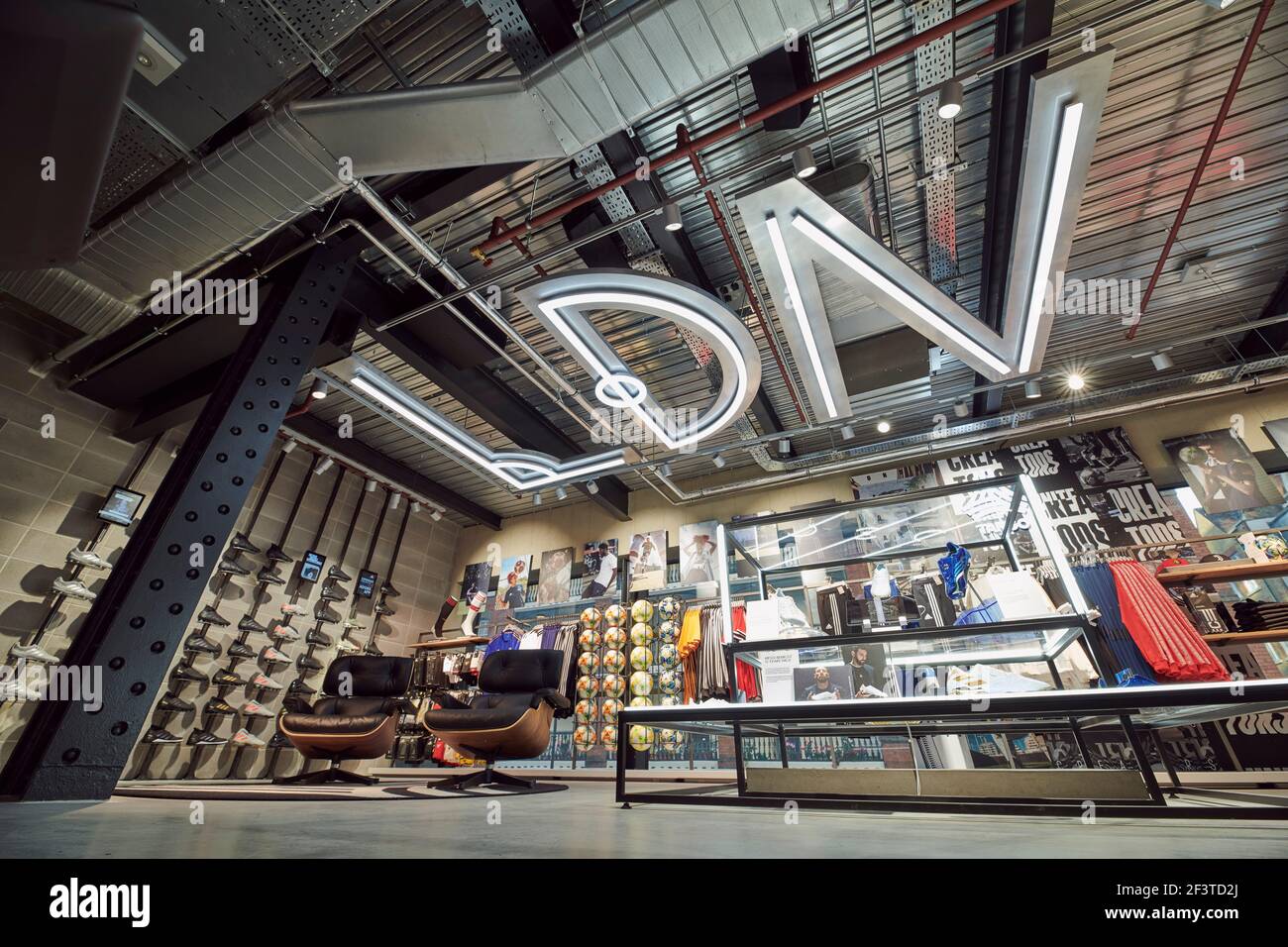 Flagship top store adidas