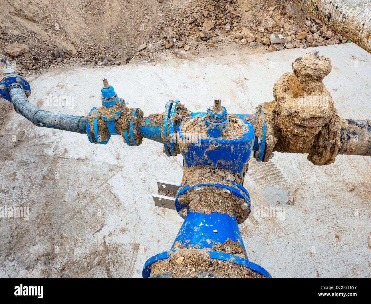 Pipeline with valves connect pumps used to transfer fresh water at