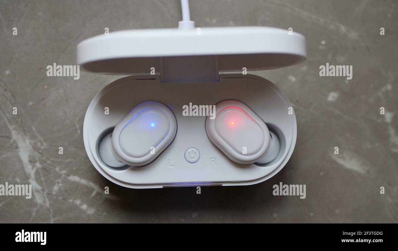Realistic wireless headphones hi-res stock photography and images - Alamy