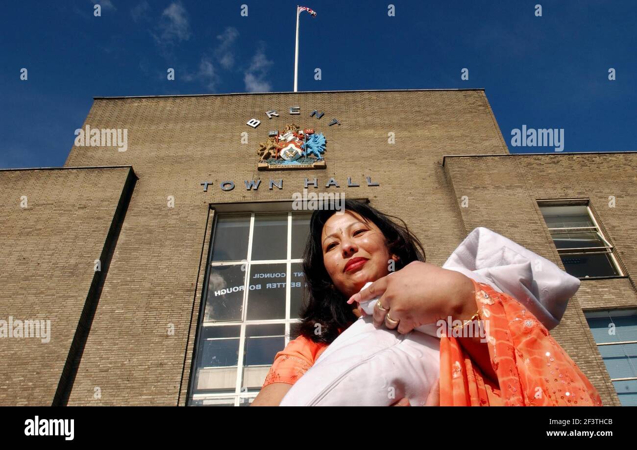 ANJEELA SHRESHA ,AT BRENT TOWN HALL AFTER HER CITIZENSHIP CEREMONY.26/2/0 4 PILSTON Stock Photo