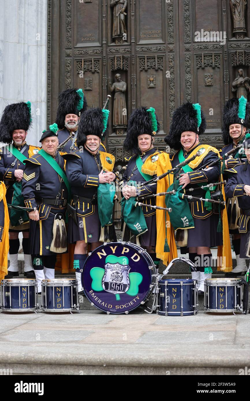 Nypd emerald society pipes and drums hi-res stock photography and images -  Alamy