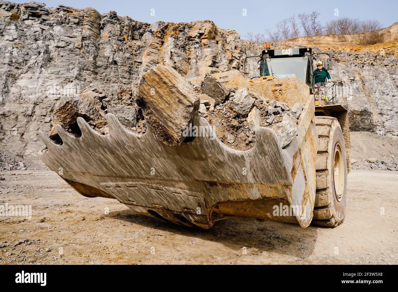 FILED - 03 March 2021, Baden-Wuerttemberg, Nußloch: A wheel loader transports limestone in the quarry of the HeidelbergCement building materials group. Photo: Uwe Anspach/dpa Stock Photo