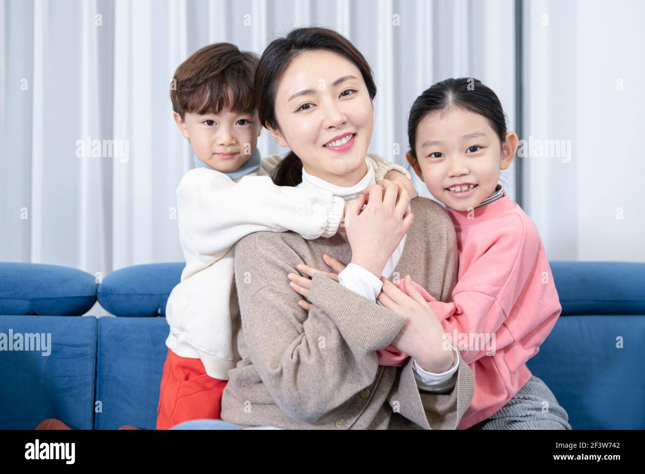 Asian mom hi-res stock photography and images - Page 12 - Alamy