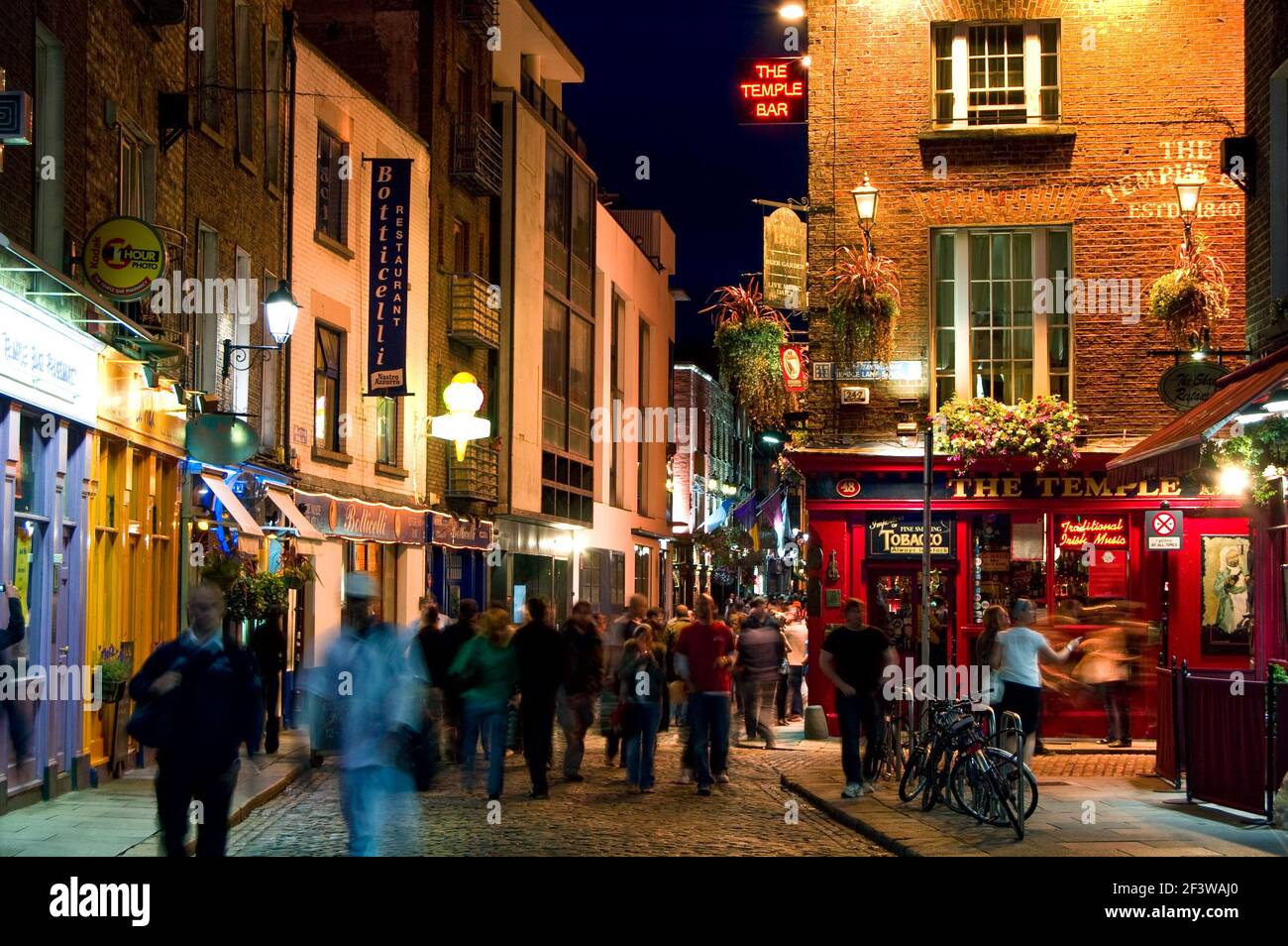 Temple bar dublin crowds hi-res stock photography and images - Alamy