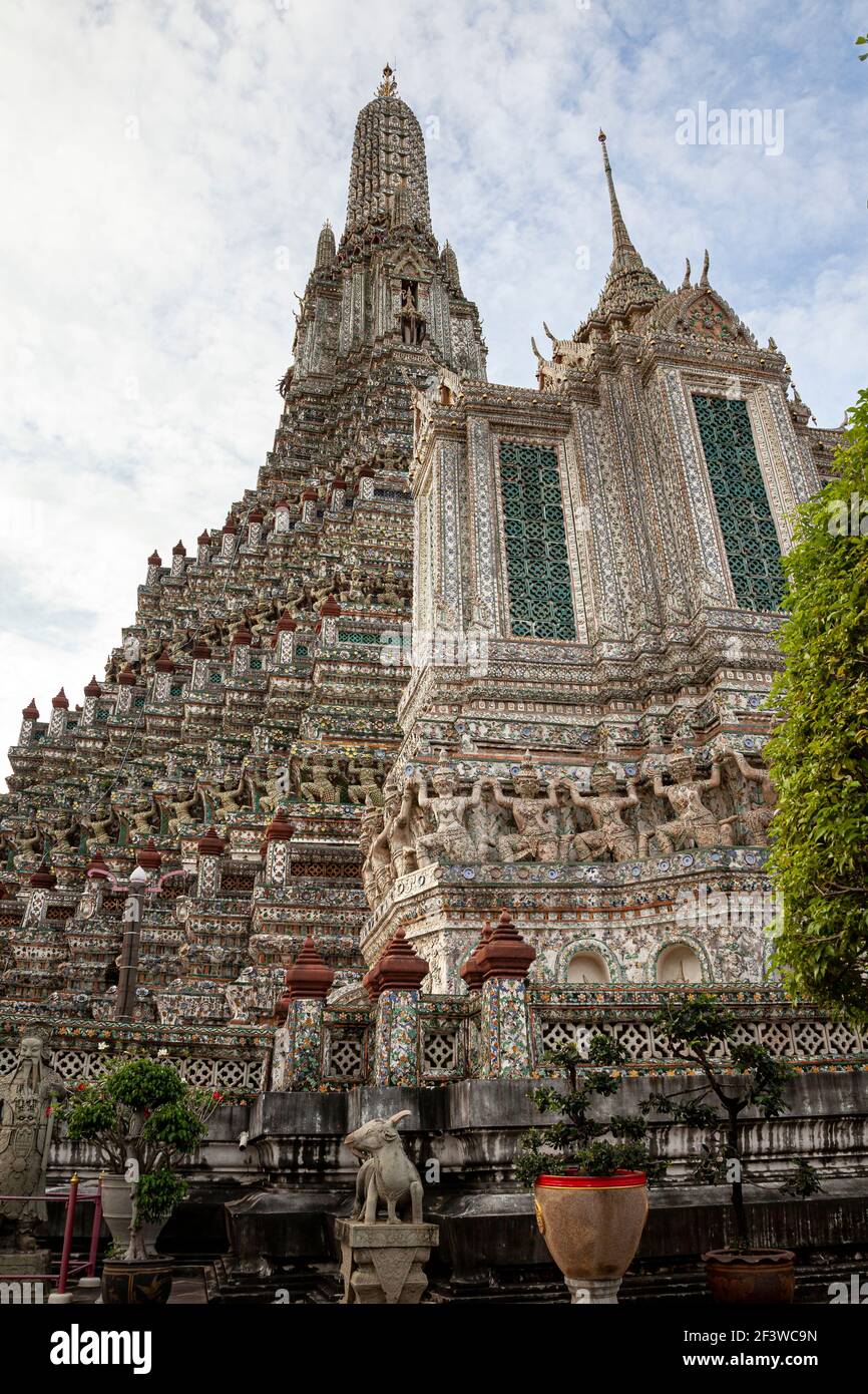 View Of The Famous Temple Wat Arun In Bangkok Thailand Stock Photo Alamy view-of-the-famous-temple-wat-arun-in-bangkok-thailand-stock-photo-alamy