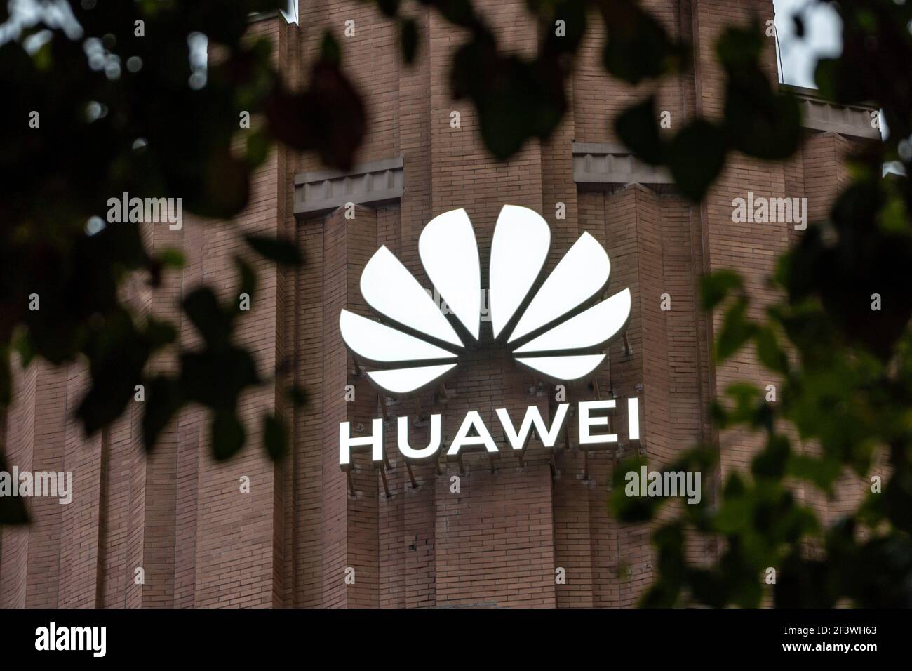 Shanghai, China. 17th Mar, 2021. HUAWEI proclaims to charge the 5G patent fee on 17th March, 2021.The maximum fee for one mobile phone is USD 2.5.(Photo by TPG/cnsphotos) Credit: TopPhoto/Alamy Live News Stock Photo