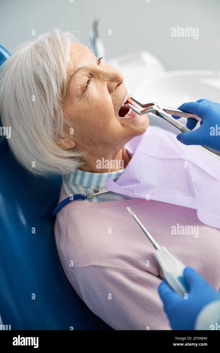 Surgeon Using Forceps Using forceps hi-res stock photography and images - Alamy