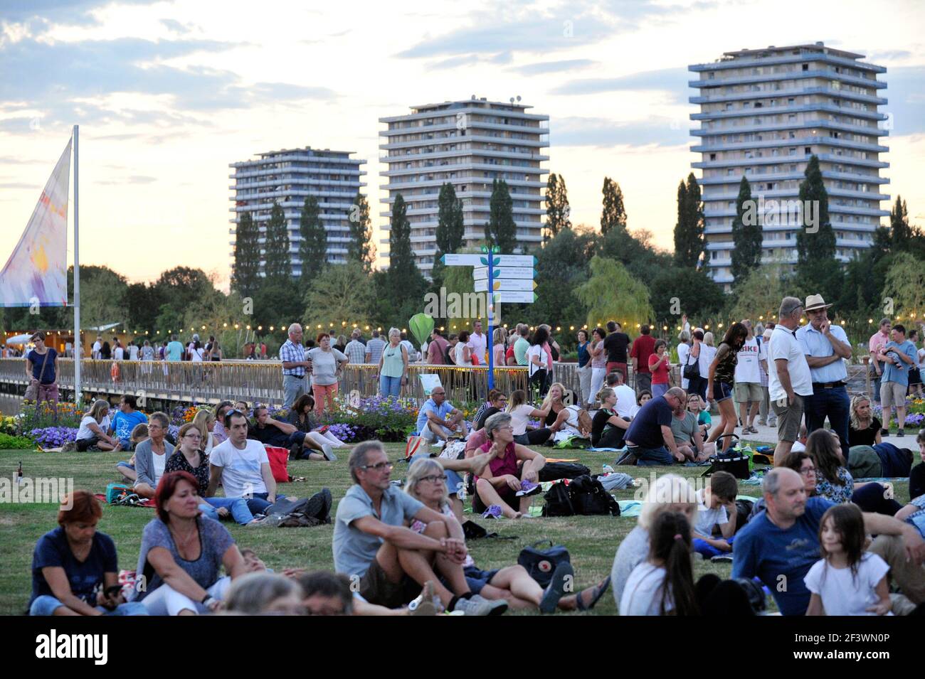 Lahr, Bergfest auf der Landesgartenschau ca. 5000 Zuschauern rund um die Bühne des Seeparks. Stock Photo